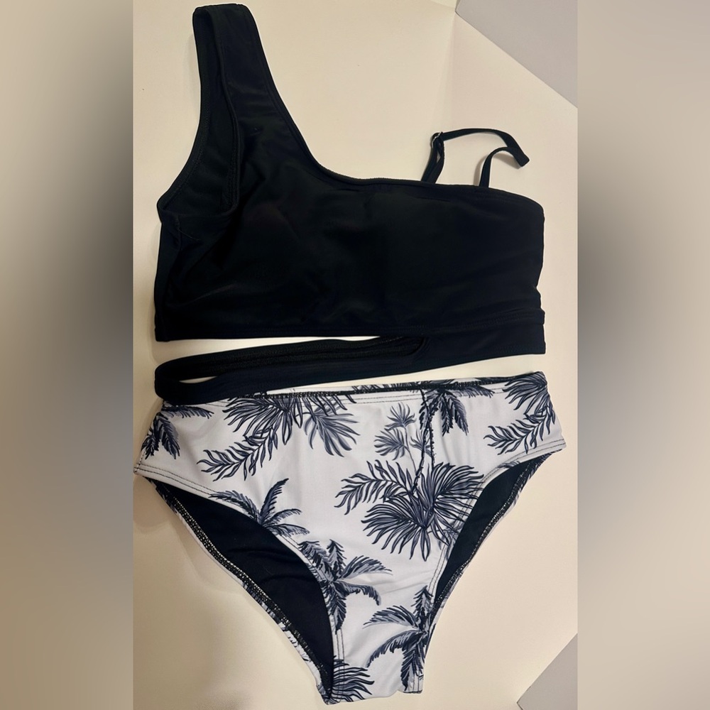 NWOT Black and White Palm Print Bikini Size 13-14 Youth